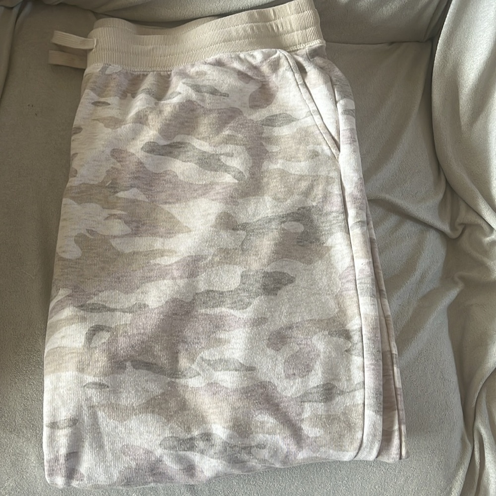 Old Navy Women’s Plus Size Camo Joggers size XXL - Picture 2 of 12